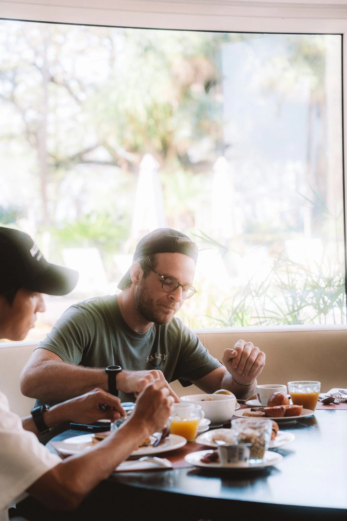 Petit-déjeuner à l'hôtel avec l'équipe